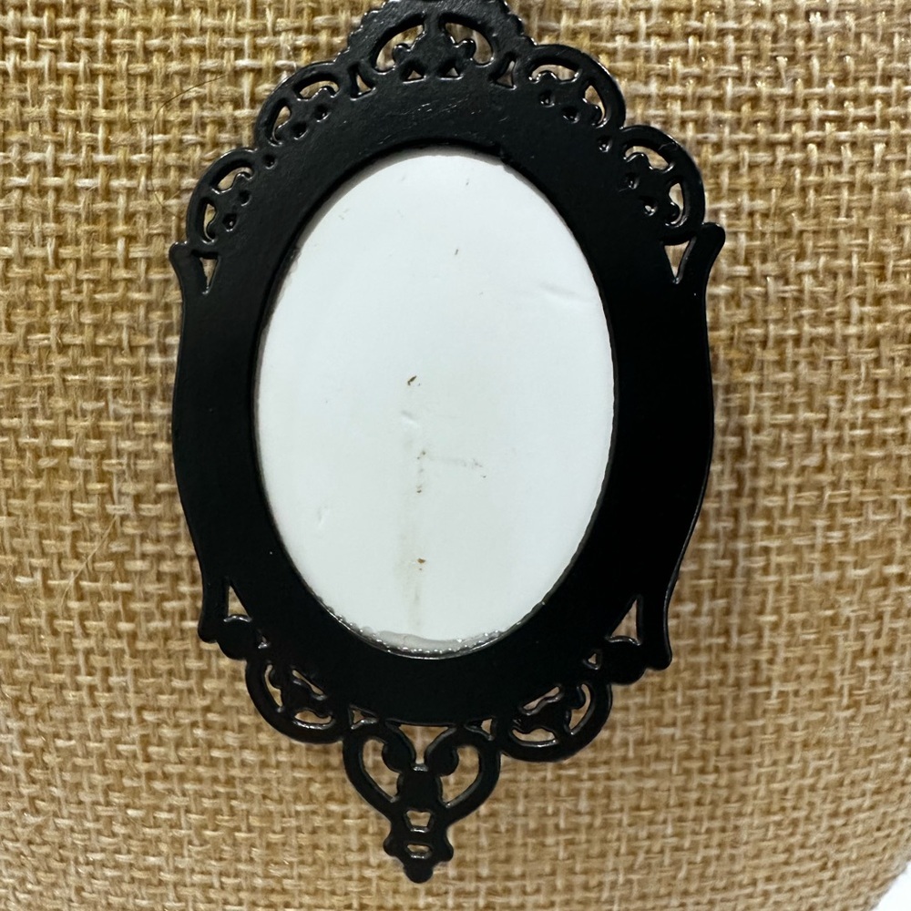 Vintage Style Raven w/ red background New 2.5"​ - Picture 3 of 3